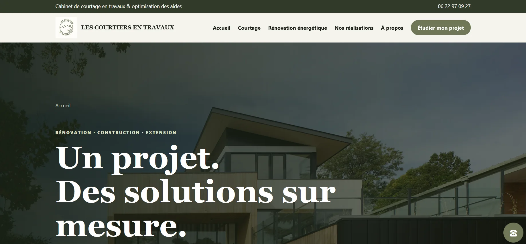 Capture fournie du site Les Courtiers en Travaux : photographie de maison contemporaine et titre Un projet. Des solutions sur mesure.